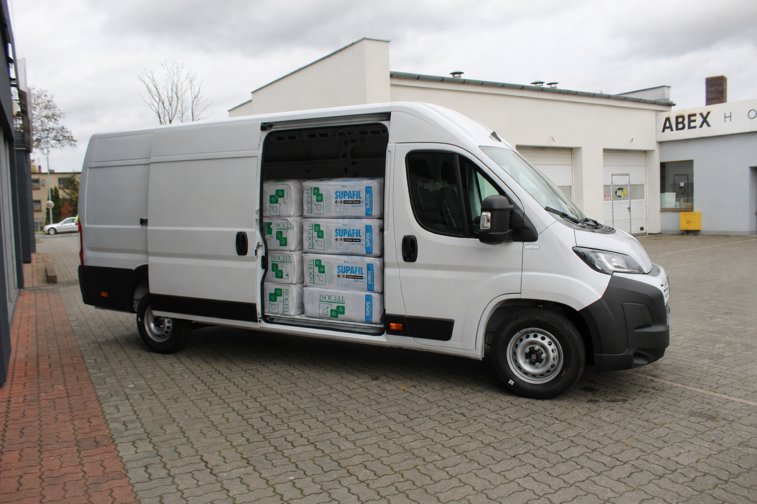 Biały Fiat Ducato L4H2 2025 załadowany paczkami ISOCELL i Knauf SUPAFIL